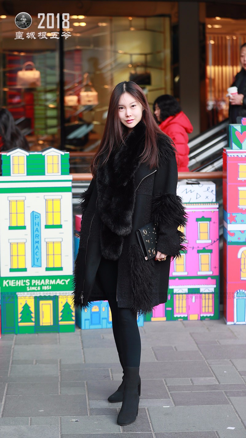 高挑美女一身黑色劲装出镜,大长腿很是惹眼抢镜.