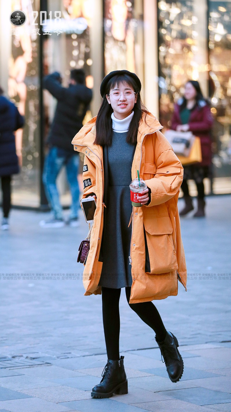 冬季街拍时尚潮妞们的穿衣搭配真是越来越有个性了