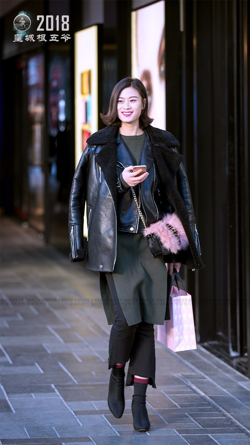 街拍潮拍冬日皮衣美女美女都喜欢穿酷帅十足的机车外套