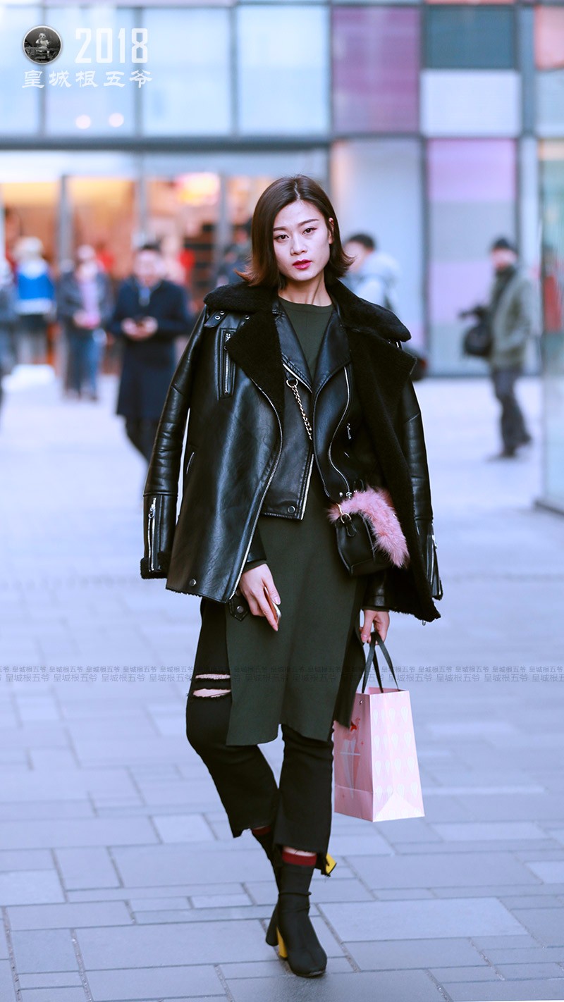街拍潮拍冬日皮衣美女美女都喜欢穿酷帅十足的机车外套