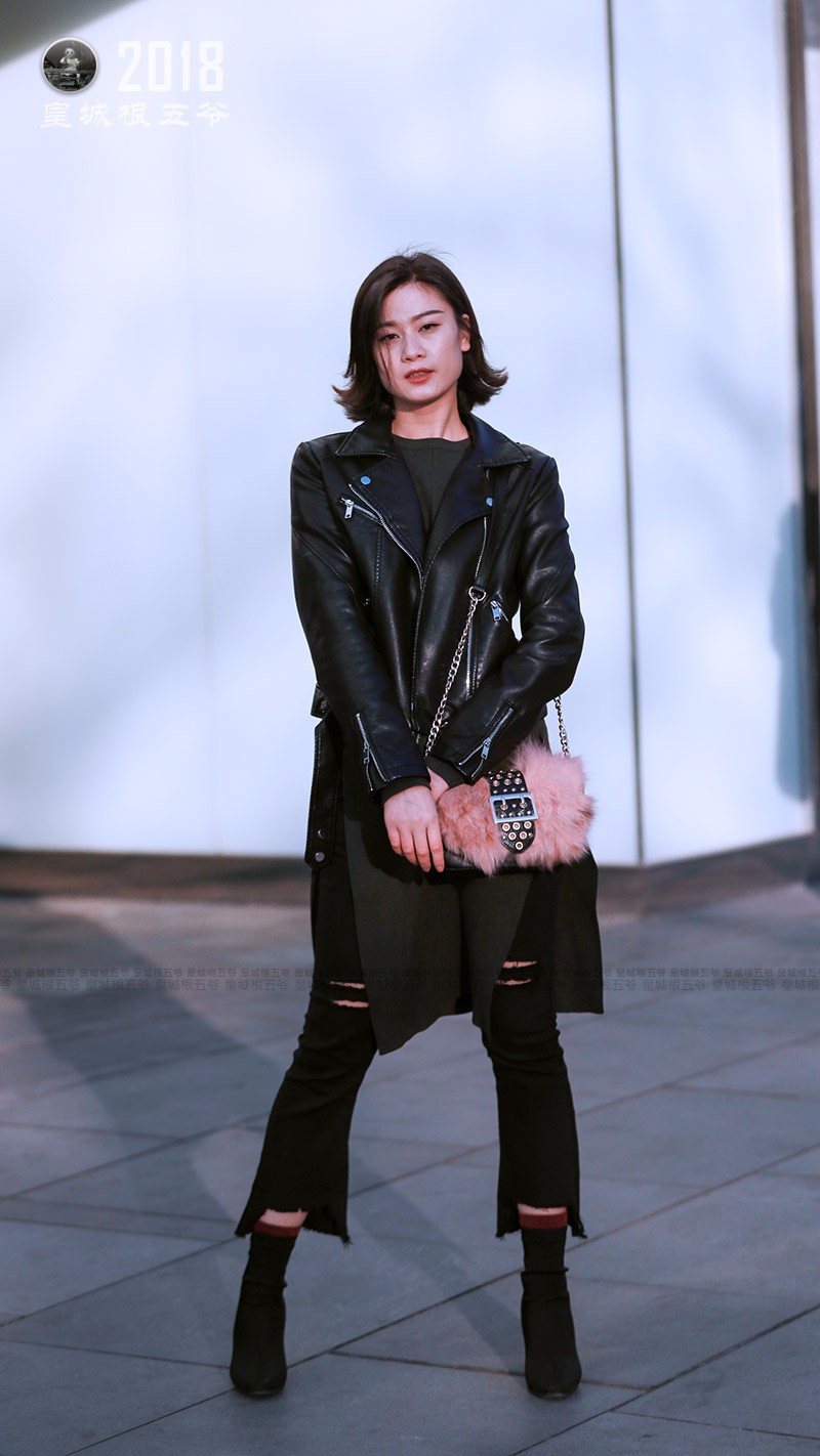 街拍潮拍冬日皮衣美女美女都喜欢穿酷帅十足的机车外套