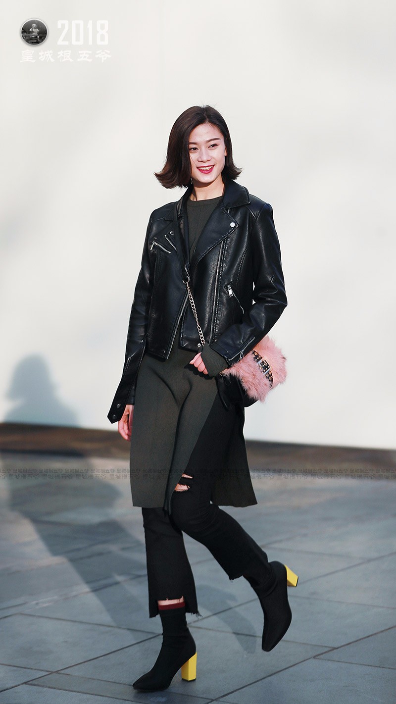 街拍潮拍冬日皮衣美女美女都喜欢穿酷帅十足的机车外套