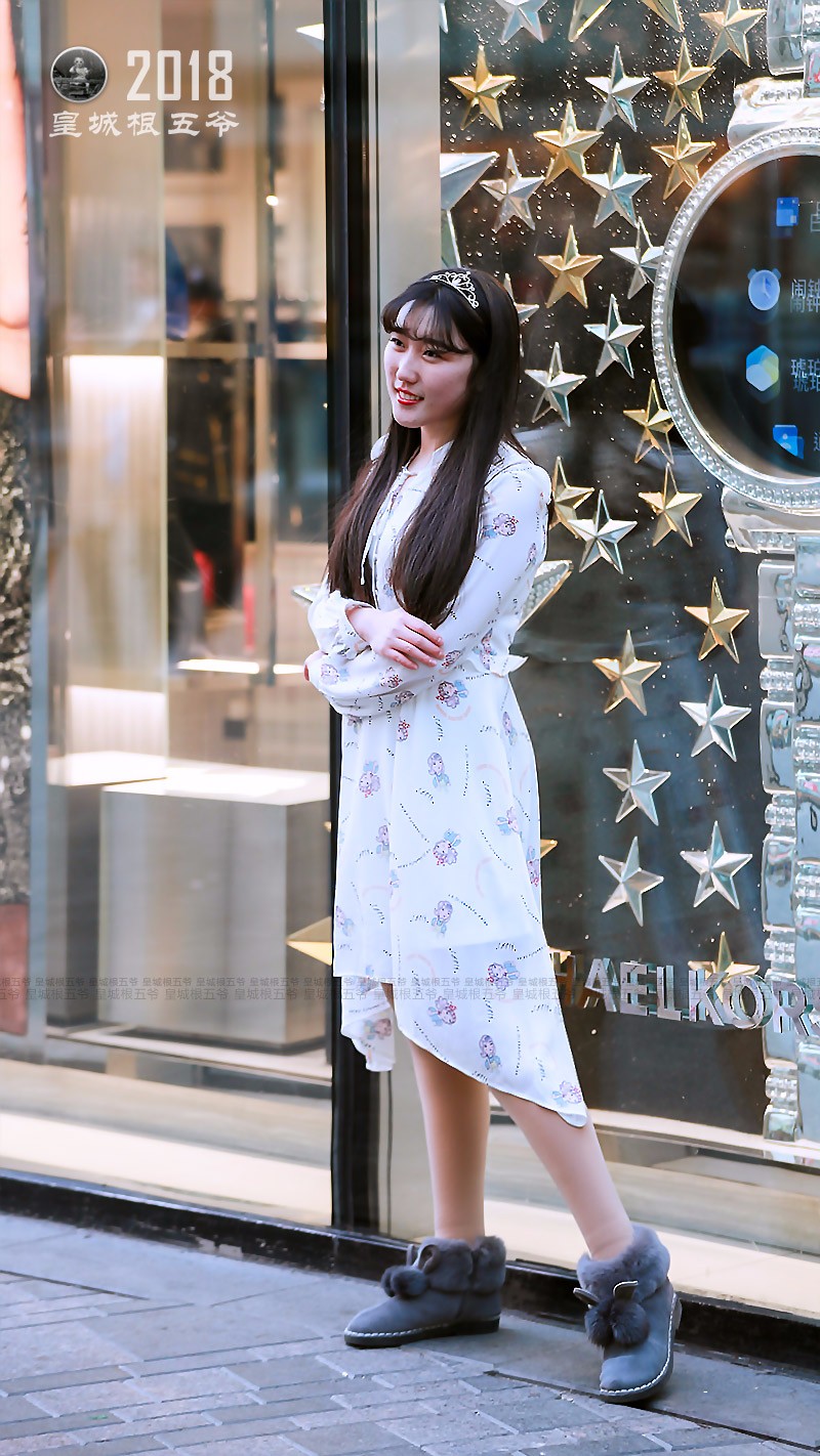 街拍漫步在三里屯街头总能看到许多穿着时髦的大美女