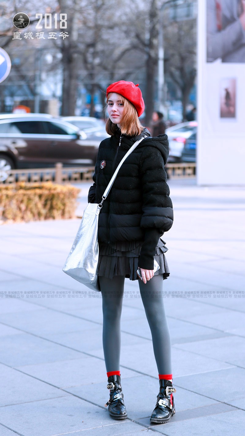 街拍:美女头戴小红帽气质甜美超漂亮 好似一个小仙女