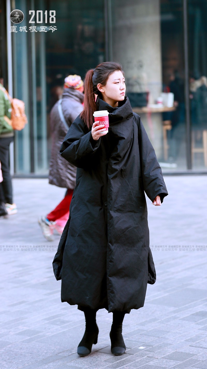 三里屯街拍:冬季美女们为什么都喜欢穿黑色系的衣服?