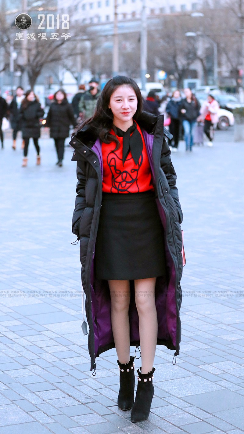 三里屯街拍:冬季美女们为什么都喜欢穿黑色系的衣服?