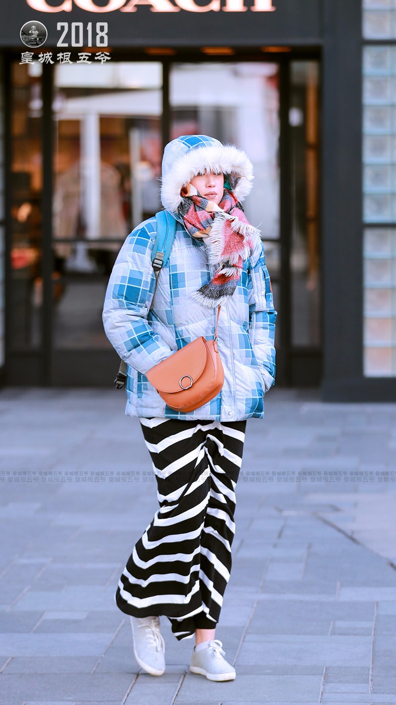 美女街拍:北京三里屯街头的时尚潮人 每个都很时髦漂亮