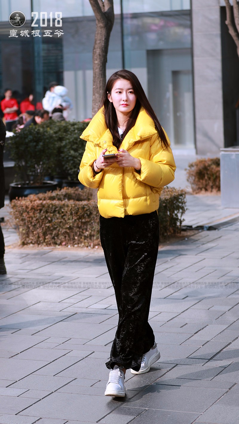 街拍:寒冷的冬季把自己包得严严实实的也是一种享受