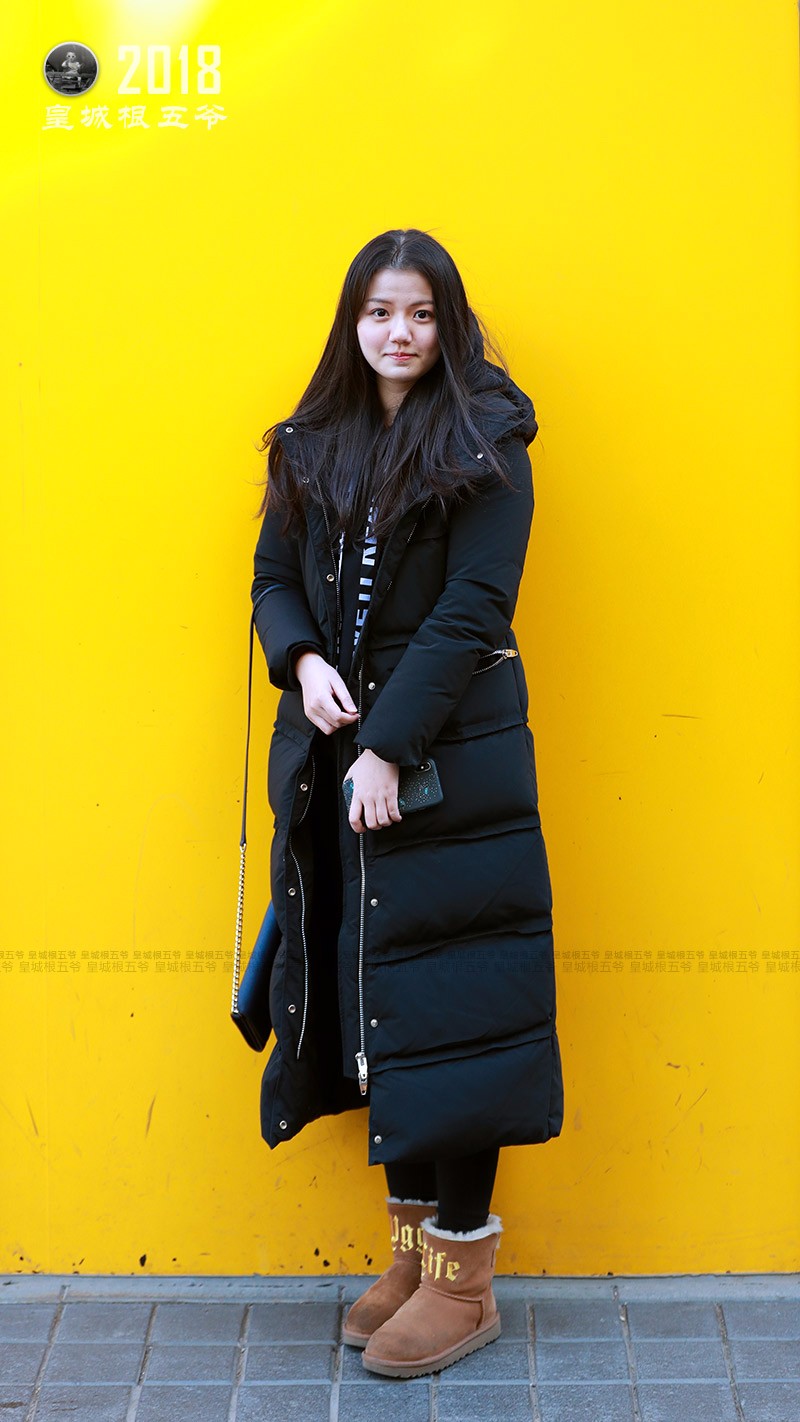 街拍经典又好看的冬季穿搭尽显美女的靓丽青春气质