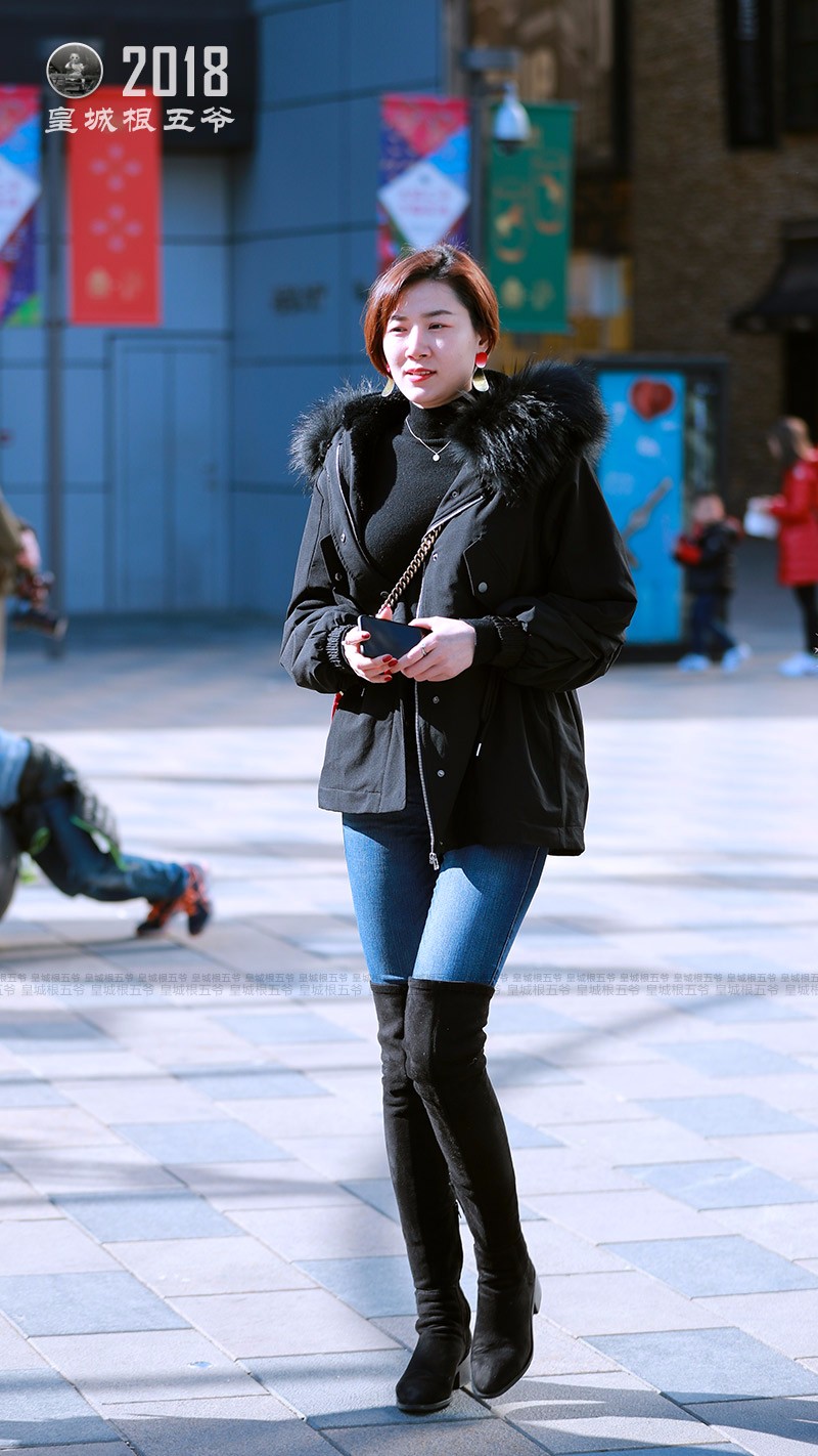 街拍经典又好看的冬季穿搭尽显美女的靓丽青春气质