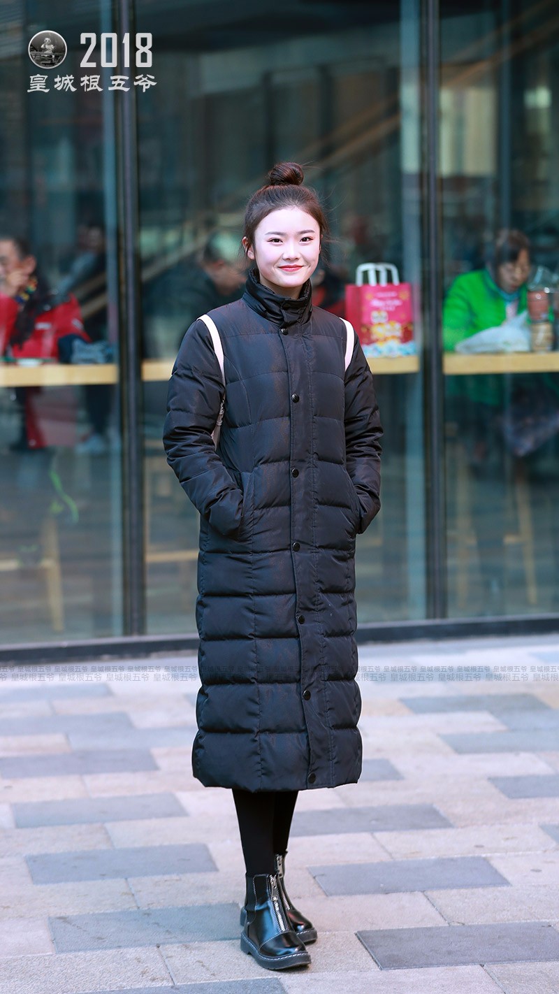 街拍经典又好看的冬季穿搭尽显美女的靓丽青春气质