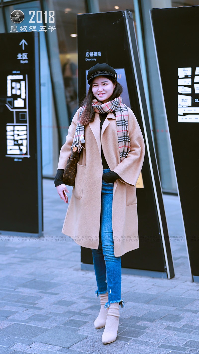 街拍:北京气温慢慢回升 又到了美女穿大衣的季节