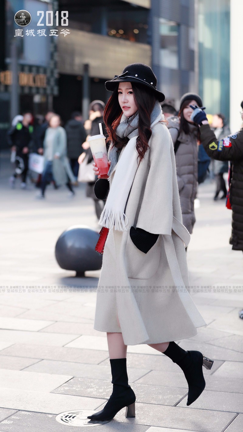 冬季街拍:大衣搭配短靴 任何身材的女孩都可以驾驭