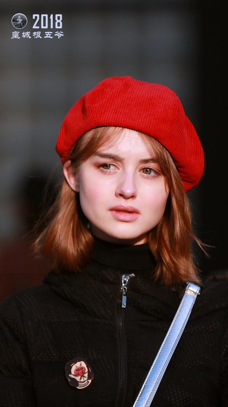 街拍:美女头戴小红帽气质甜美超漂亮 好似一个小仙女