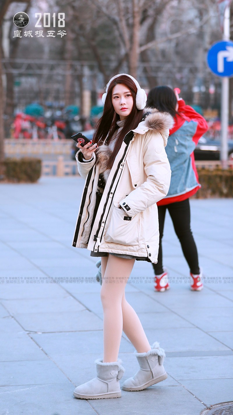 三里屯街拍:冬季穿羽绒服也可以充满女人味