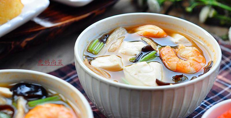寒冬暖身海鲜汤,十分钟煮好,食材多样,无油不胖人