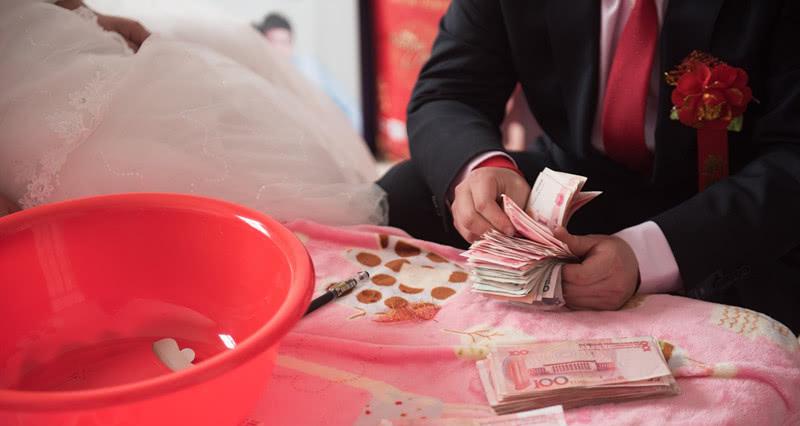 江西农村婚礼直接端盆装礼金,受邀者称:参加三次家底掏尽