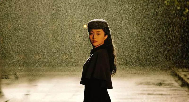 女星特工造型大比拼: 范冰冰美艳, 郑爽眼神杀, 唐嫣帅到没朋友!