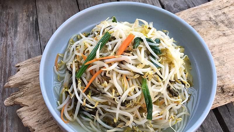 潮汕人餐桌上熟悉的味道,酸咸菜炒豆芽