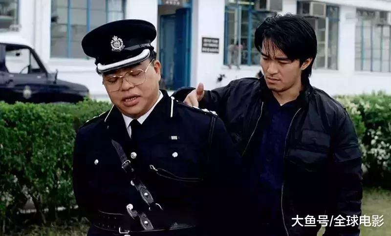 周星驰第一次在校园玩卧底, 却不敌他一句夺命剪刀脚!|逃学威龙|周星驰|飞鹰计划_新浪新闻