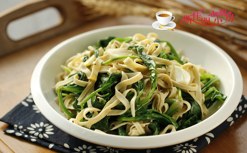 菠菜别再直接炒,要先焯下水,简单一步让营养翻倍且更利于吸收