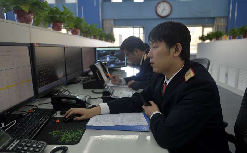 表印脑中,10年没在家过除夕 本报记者探访沈阳北站列车运行指挥"大脑"