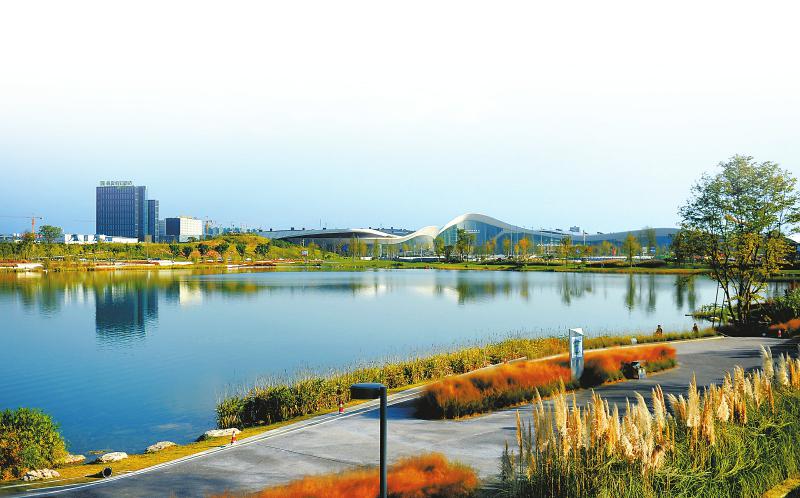 蓝天碧水映衬下的中国西部国际博览城.