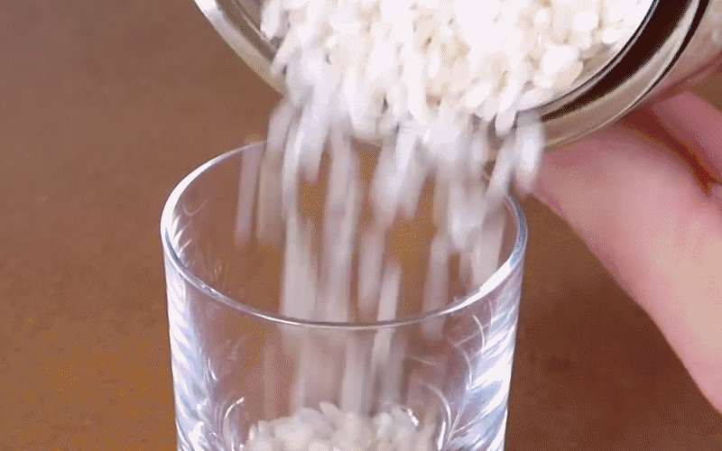 将鸡蛋放在米缸里,可以保鲜.