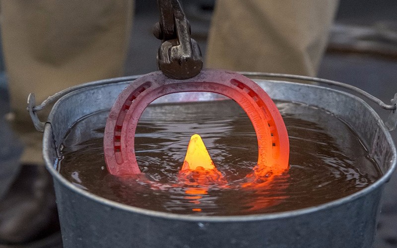 在冷水中冷却的马蹄铁淬火,经过无数次的加热和击打,铁匠最终会得到