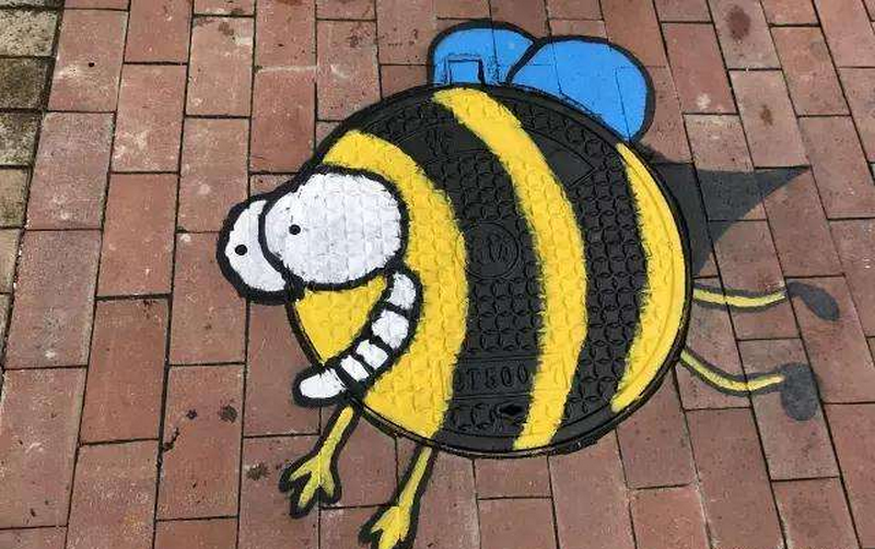 竟然有这么好看的井盖,这个涂鸦太完美了