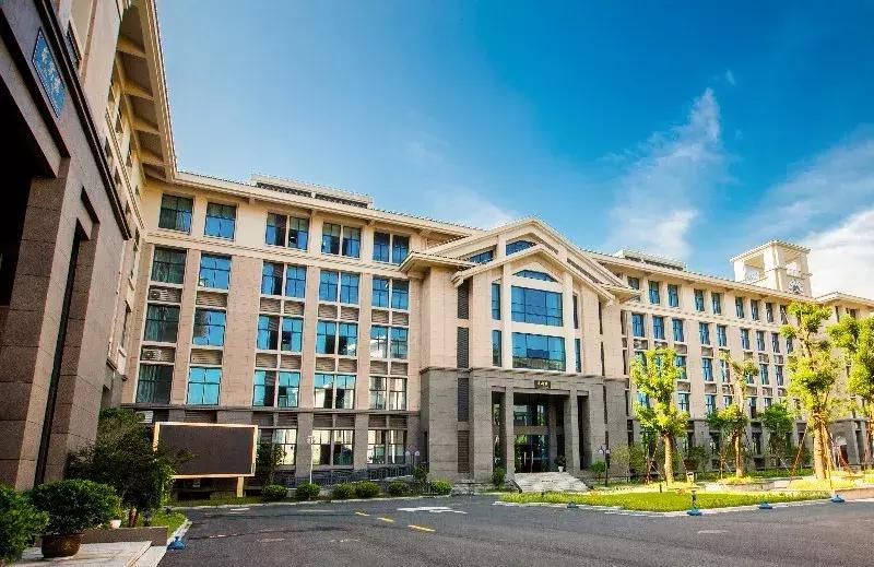 丁兰校区求新楼▲丁兰校区求真楼▲丁兰校区 食堂▲丁兰校区田径场