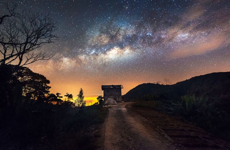 歎為觀止的星軌和灰色調夜間風景攝影