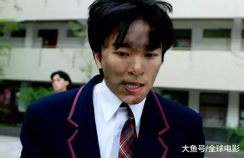 周星驰第一次在校园玩卧底, 却不敌他一句夺命剪刀脚!|逃学威龙|周星驰|飞鹰计划_新浪新闻