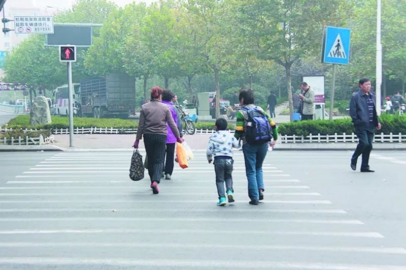 行人在安康这个路口闯红灯,会被抓拍曝光,还可能影响个人征信!