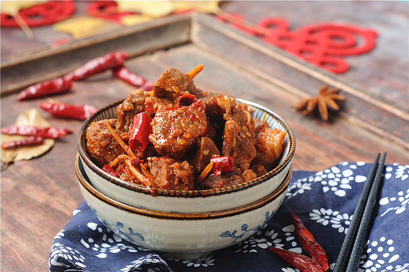 辣椒粉两勺 过程: 另起锅,倒入油加热后转小火,放入豆瓣酱,炒出红油