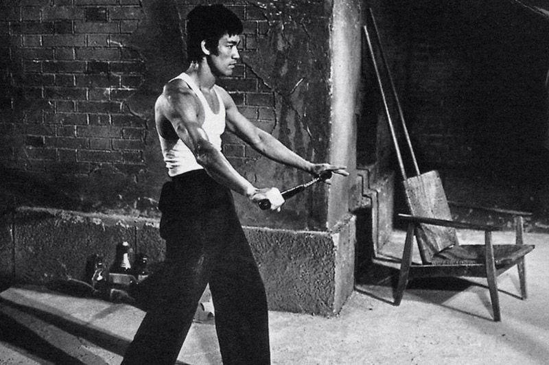 只这一句,就把球踢给李小龙,当然是要认,就这样叶问出来吃饭,邹文怀