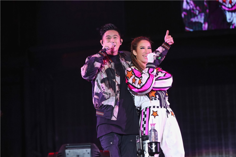 李玟现身演唱会,上身裹不住,下身藏不住,网友:也就她敢这么穿