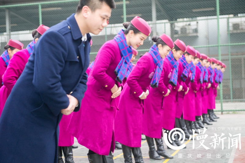 训练员发出15度鞠躬的指令,乘务员便齐刷刷地"15度".