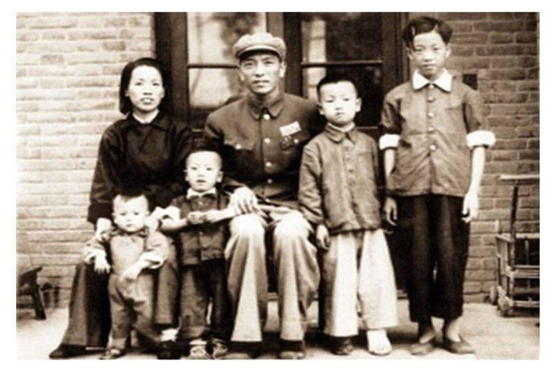 国防部长的秘书当了军委主席,他的子女如何?无一子承父业