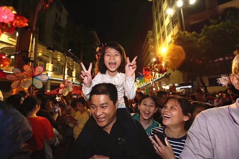 元宵佳节晚上人如潮海的出来看花灯