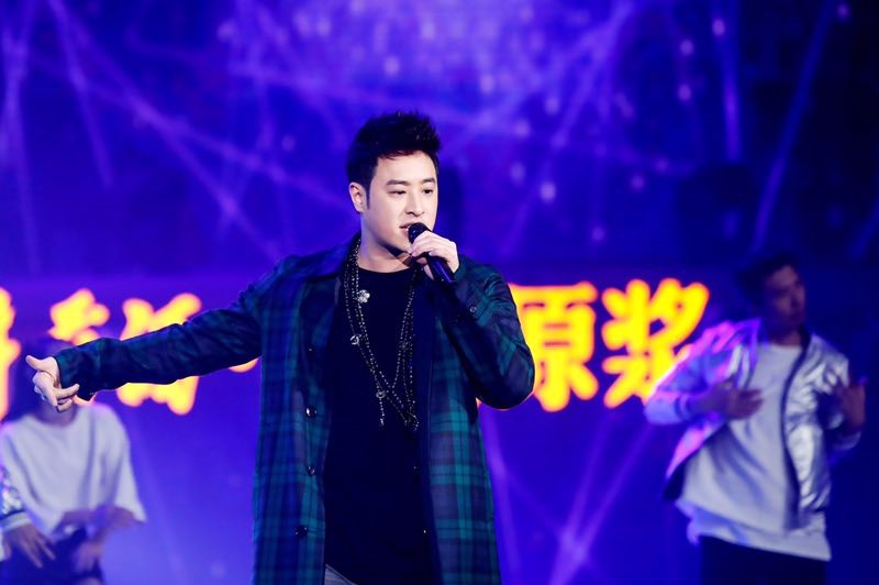 潘玮柏亮相安徽卫视元宵晚会 《快乐崇拜》再