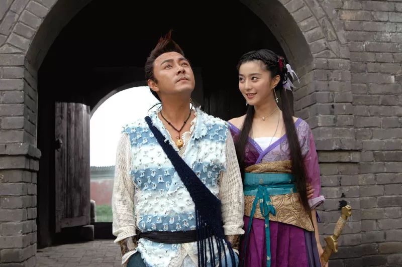 《小鱼儿与花无缺》)1997年,张卫健在拍摄电视剧《欢喜游龙》时,与同
