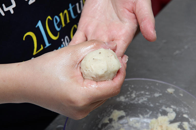 tips:搓丸子前可在手上抹少许油,避免薯泥沾黏.