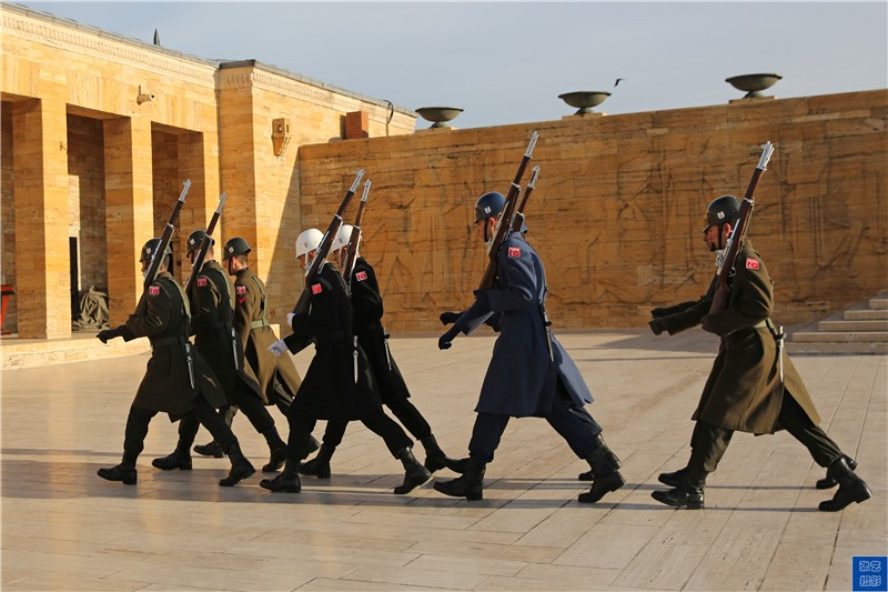 他带领土耳其人民和士兵,推翻长达500多年的奥斯曼帝国的统治,同时又