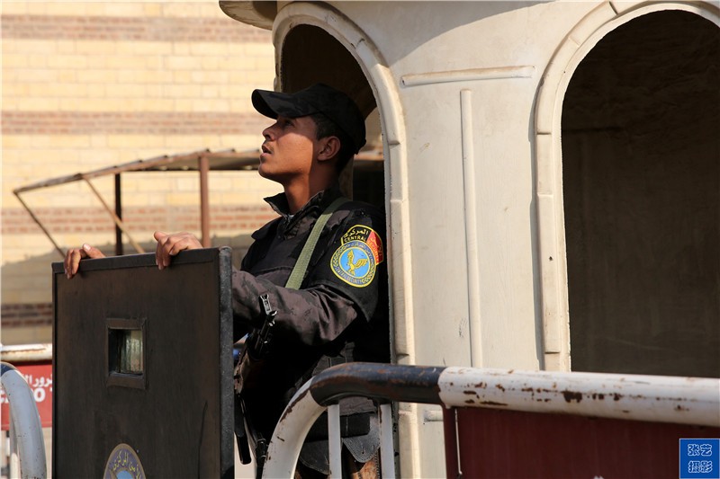 埃及街头持枪警察真多,始终待命临战状态