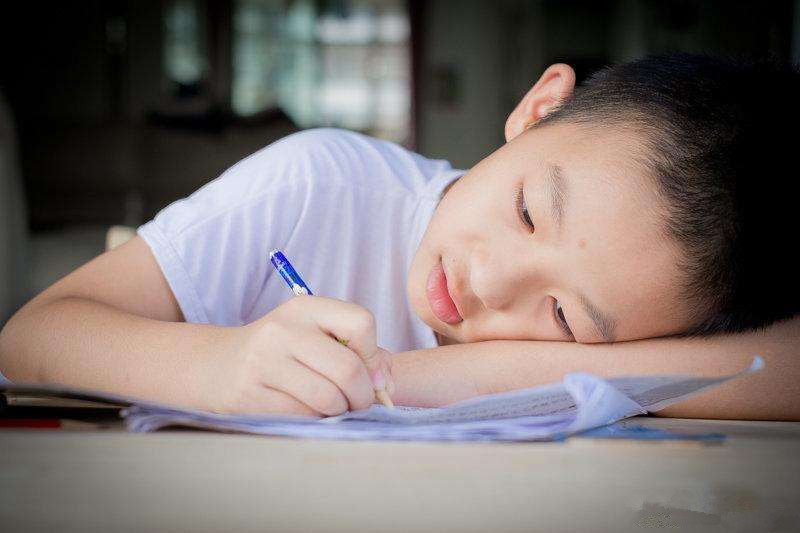 为让孩子写作业不趴太近,家长们各出奇招,看到最后一个让人心疼