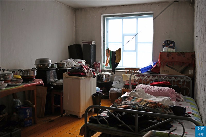 还有一间房间,朝北,没有取暖设备,屋里很冷,屋内堆放了一些杂物.