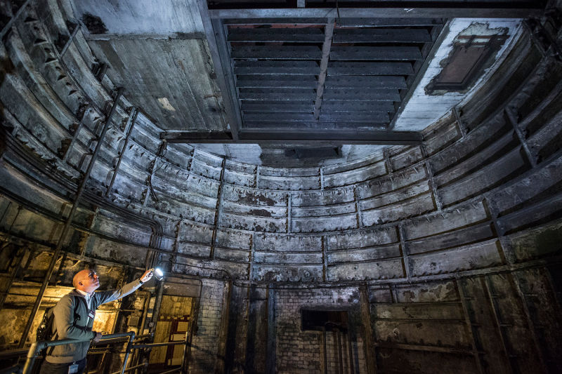 地下掩体和地铁轨道之间的一扇门;战争期间丘吉尔有多个地下掩体,有的