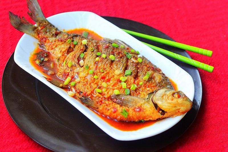 武昌鱼加它烧,比清蒸好吃多了,红红火火特下饭