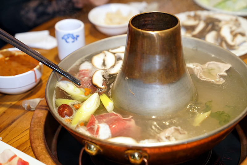 西安今冬流行吃涮羊肉,德升铜锅涮肉火爆古城